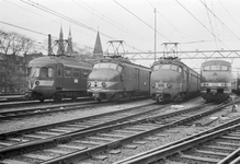 859313 Afbeelding met van links naar rechts een electrisch treinstel mat. 1940, een electrisch treinstel mat. 1954 (nr. ...